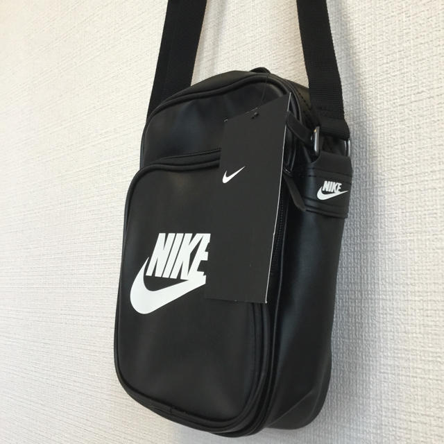 NIKE(ナイキ)の新品 タグ付き NIKE ショルダーバッグ 即購入OK 送料込み レディースのバッグ(ショルダーバッグ)の商品写真