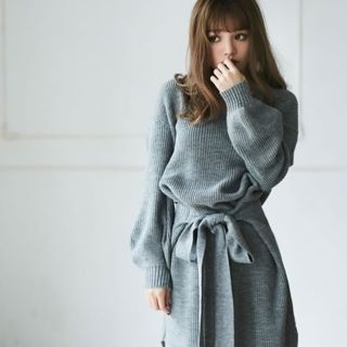 グレイル(GRL)の未使用品★GRLグレイル★ウエストリボンニットワンピースMサイズ★グレー(ひざ丈ワンピース)