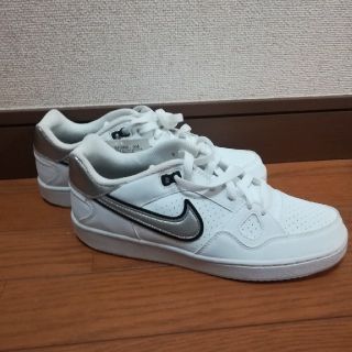 ナイキ(NIKE)のNIKE　ホワイトシューズ　【新品・タグつき】(スニーカー)