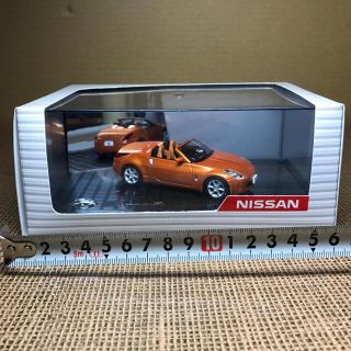 ニッサン(日産)のニッサン フェアレディZ 1/43スケール ミニカー 2シーターオープンオレンジ(ミニカー)