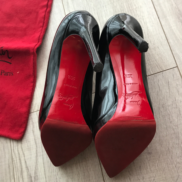 Christian Louboutin(クリスチャンルブタン)のルブタン黒エナメルパンプス レディースの靴/シューズ(ハイヒール/パンプス)の商品写真