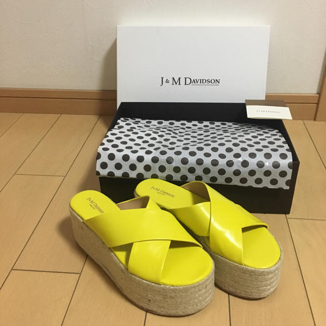 J&M DAVIDSON(ジェイアンドエムデヴィッドソン)の専用 J&M DAVIDSON サンダル 35 イエロー レディースの靴/シューズ(サンダル)の商品写真