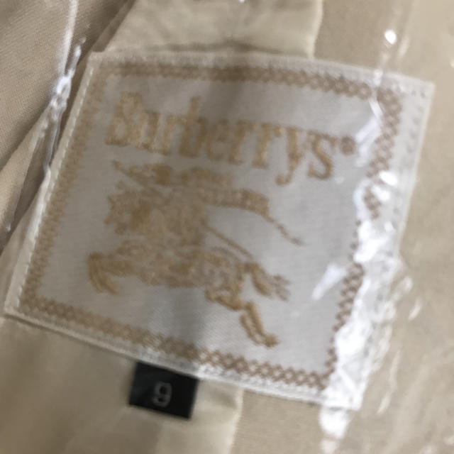 BURBERRY(バーバリー)の【美品】バーバリー レディーススーツ オフホワイト色 レディースのフォーマル/ドレス(スーツ)の商品写真