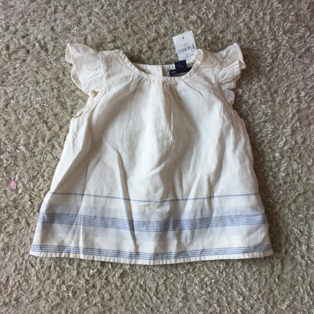 babyGAP(ベビーギャップ)のベビーギャップ 肩フリルトップス 80 新品 キッズ/ベビー/マタニティのベビー服(~85cm)(シャツ/カットソー)の商品写真