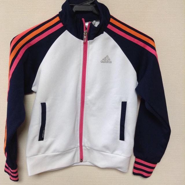 adidas(アディダス)のadidas130 ジャージ上 キッズ/ベビー/マタニティのキッズ服女の子用(90cm~)(ジャケット/上着)の商品写真