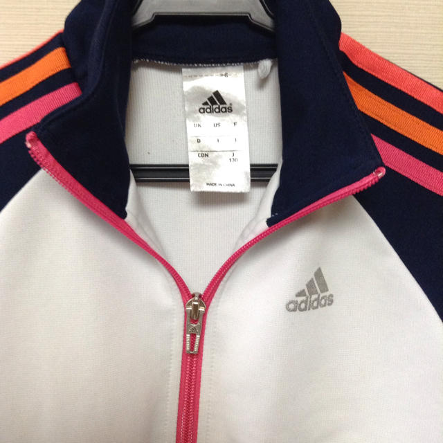 adidas(アディダス)のadidas130 ジャージ上 キッズ/ベビー/マタニティのキッズ服女の子用(90cm~)(ジャケット/上着)の商品写真