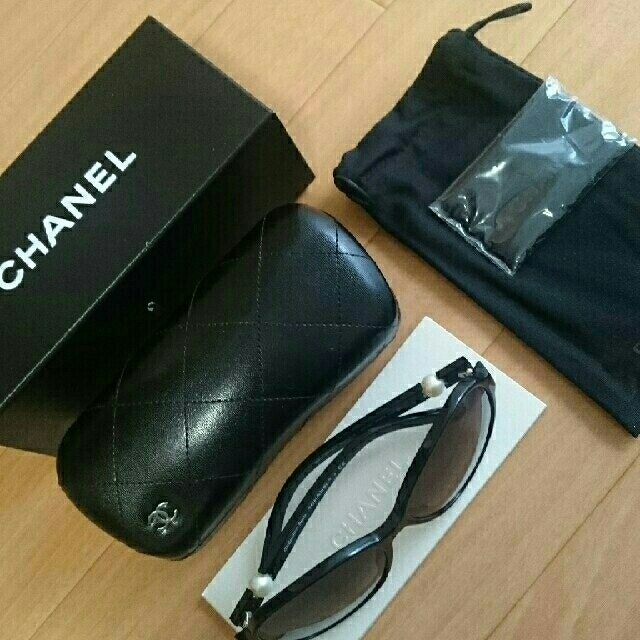 CHANEL(シャネル)のシャネル サングラス パール 値下げ レディースのファッション小物(サングラス/メガネ)の商品写真