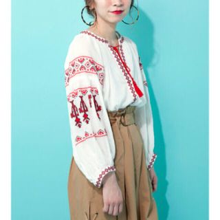 ダブルクローゼット(w closet)の【wcloset】刺繍入りボリューム袖プルオーバー(シャツ/ブラウス(長袖/七分))