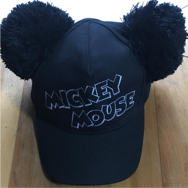 Disney(ディズニー)の【みきちゃぁん様専用】ディズニー ポンポンキャップ黒 レディースの帽子(キャップ)の商品写真