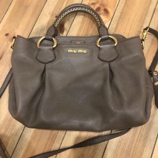 ミュウミュウ(miumiu)のmiumiu バッグ(ハンドバッグ)