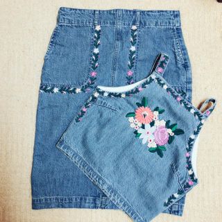 リリーブラウン(Lily Brown)のメキシコ刺繍デニム(ひざ丈スカート)