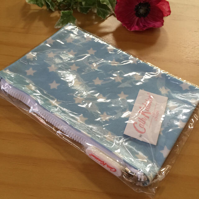 Cath Kidston(キャスキッドソン)の新品✨Cath kidstonキャスキッドソン♡フラットポーチ♡星柄ブルー✨ レディースのファッション小物(ポーチ)の商品写真