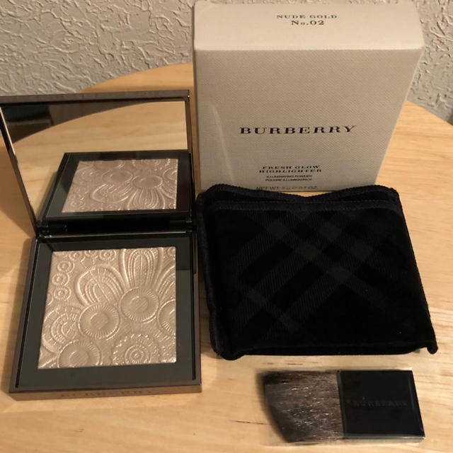 BURBERRY(バーバリー)のBURBERRY   フレッシュグロウハイライター  02  NUDE GOLD コスメ/美容のベースメイク/化粧品(フェイスパウダー)の商品写真