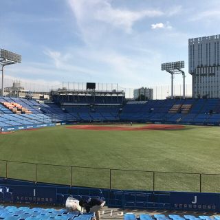 ヨコハマディーエヌエーベイスターズ(横浜DeNAベイスターズ)の神宮球場 4/21(土) 東京ヤクルトｖｓ DeNA ベイスターズ 2連番実券(野球)