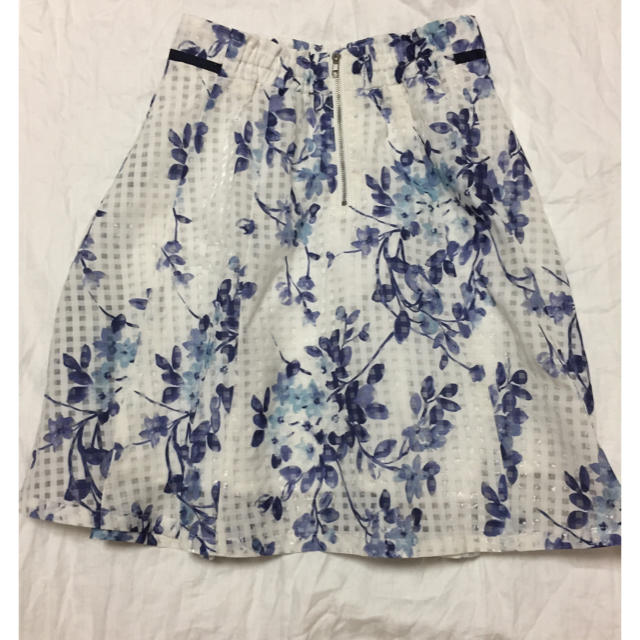 PAGEBOY(ページボーイ)の花柄スカート フラワー 青 白 ブルー ホワイト 清楚 上品 ページボーイ  レディースのスカート(ミニスカート)の商品写真