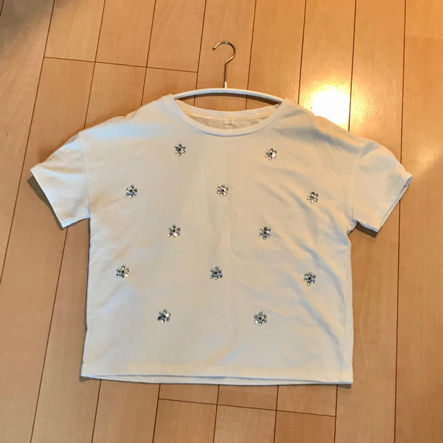 GU(ジーユー)のジーユーGUビジュー付きカットソー 半袖 Tシャツ 白 ホワイト レディースのトップス(カットソー(半袖/袖なし))の商品写真