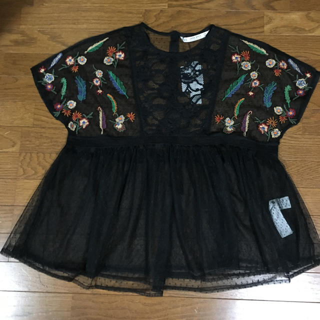 ZARA(ザラ)の【値下げ中‼︎】★新品★ ZARA 刺繍入り チュールブラウス XS レディースのトップス(シャツ/ブラウス(半袖/袖なし))の商品写真