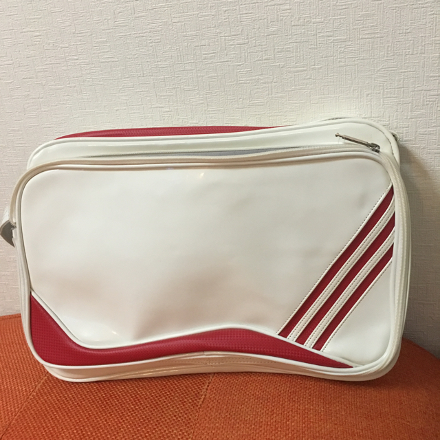 adidas(アディダス)の adidas エナメル美品  お値下げ中 キッズ/ベビー/マタニティのこども用バッグ(その他)の商品写真