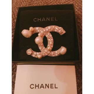 シャネル(CHANEL)の❤︎CHANELパールビジューブローチレア❤︎(ブローチ/コサージュ)