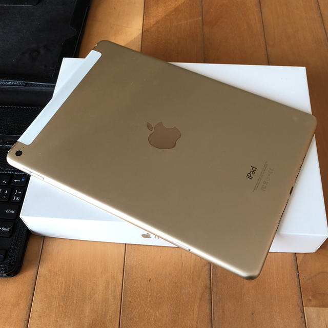 iPad(アイパッド)のiPad Air2 国内版simフリー 128GB ゴールド キーボード付き スマホ/家電/カメラのPC/タブレット(タブレット)の商品写真