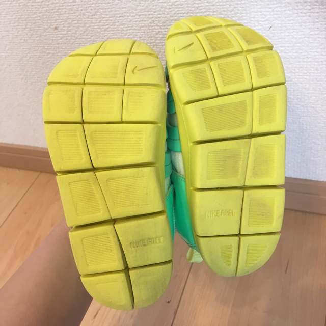 NIKE(ナイキ)のさくらんぼ様専用 着用感大‼️NIKE ダイナモ フリー 16cm キッズ/ベビー/マタニティのキッズ靴/シューズ(15cm~)(スニーカー)の商品写真