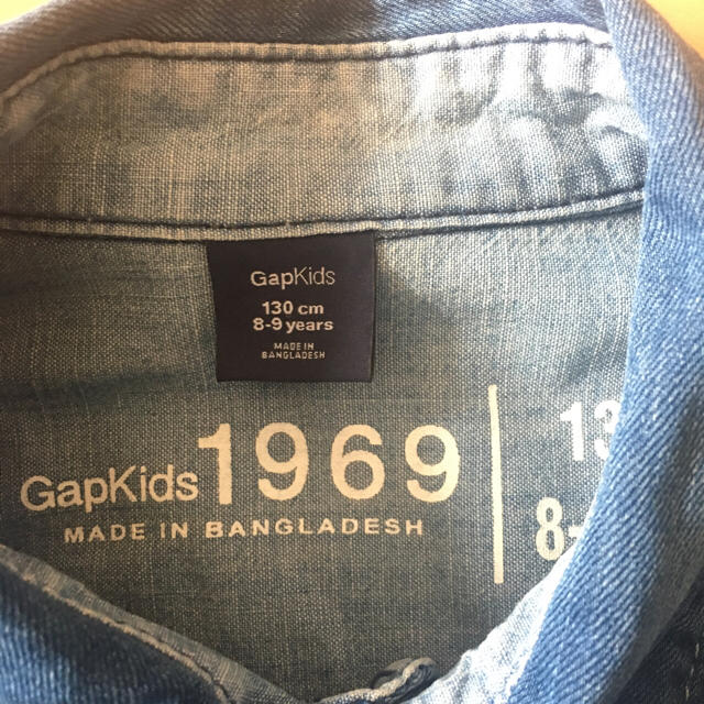 GAP Kids(ギャップキッズ)のGapKids 1969 ボーイズデニムシャツ 130cm キッズ/ベビー/マタニティのキッズ服男の子用(90cm~)(ブラウス)の商品写真