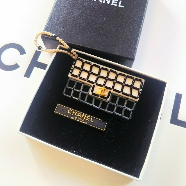 CHANEL(シャネル)の専用です。CHANELバッグ型フェルトビーズブローチ正規品 レディースのアクセサリー(ブローチ/コサージュ)の商品写真