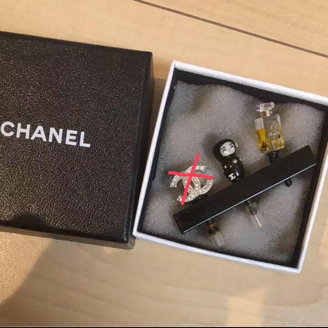 CHANEL(シャネル)のCHANEL イヤホンジャック スマホ/家電/カメラのスマホアクセサリー(ストラップ/イヤホンジャック)の商品写真