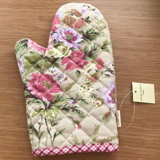 ローラアシュレイ(LAURA ASHLEY)の【新品】ローラアシュレイ 花柄ミトン(収納/キッチン雑貨)