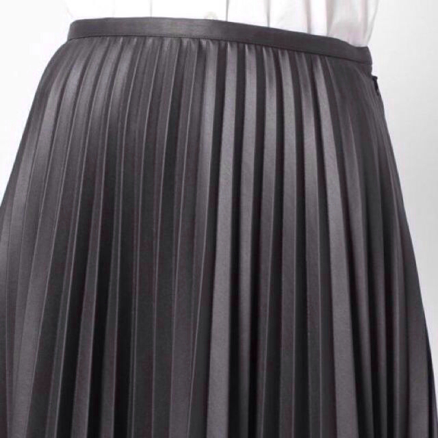 TOMORROWLAND(トゥモローランド)のDES PRES/レザープリーツスカート レディースのスカート(ひざ丈スカート)の商品写真