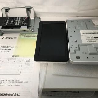 トヨタ(トヨタ)の中古）トヨタ純正6.1型後席ディスプレイV6N-R61C(カーナビ/カーテレビ)