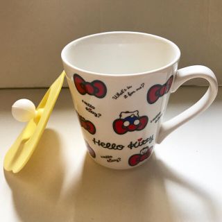 サンリオ(サンリオ)の【新品】Hello Kitty マグカップ (シリコン蓋付き)(グラス/カップ)