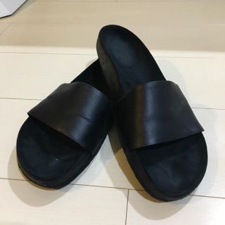 ザラ(ZARA)のZARA 本皮 ブラック サンダル(サンダル)