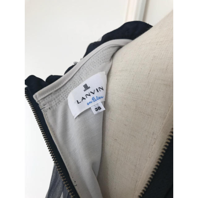 LANVIN en Bleu(ランバンオンブルー)のランバンオンブルー ビックリボンオーガンジートップス ネイビー 白 レディースのトップス(シャツ/ブラウス(半袖/袖なし))の商品写真