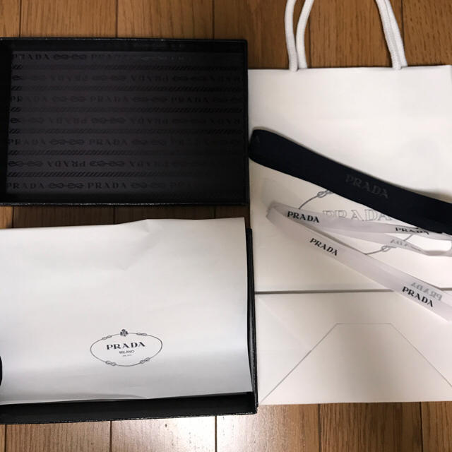 PRADA(プラダ)のPRADA ショップ袋 リボン 空箱 レディースのバッグ(ショップ袋)の商品写真