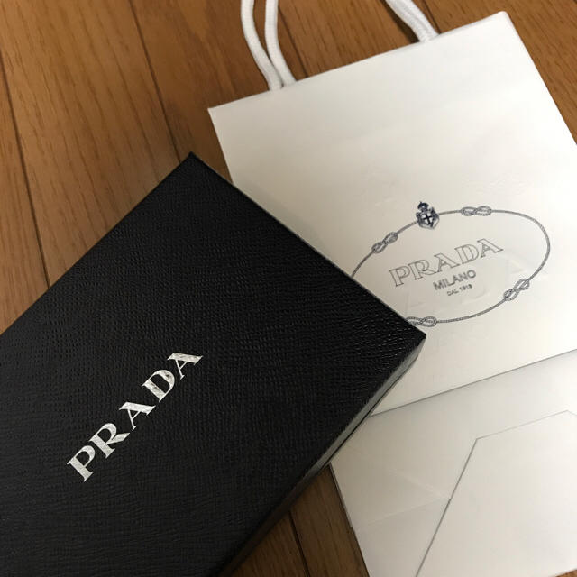 PRADA(プラダ)のPRADA ショップ袋 リボン 空箱 レディースのバッグ(ショップ袋)の商品写真