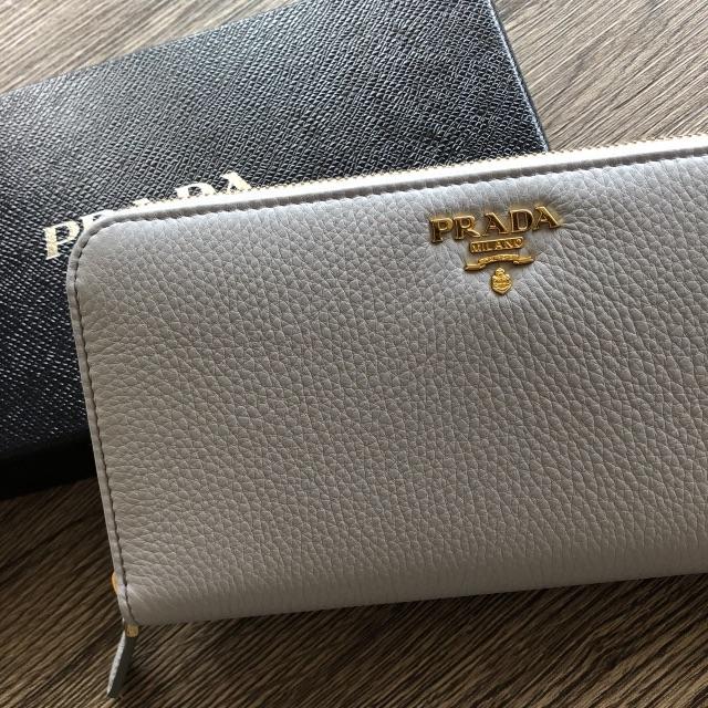 PRADA(プラダ)の新品 プラダ 高級 ソフトレザー ラウンド 長財布 グレー1点のみ!! レディースのファッション小物(財布)の商品写真