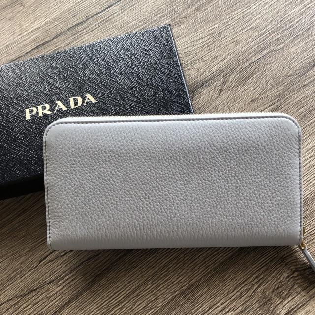 PRADA(プラダ)の新品 プラダ 高級 ソフトレザー ラウンド 長財布 グレー1点のみ!! レディースのファッション小物(財布)の商品写真