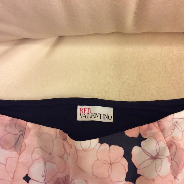 RED VALENTINO(レッドヴァレンティノ)の未使用 レッドバレンティノ 人気 素敵柄 スカート さくら  レディースのスカート(ミニスカート)の商品写真