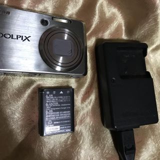 ニコン(Nikon)の【Nikons600】充電器付きデジカメ(コンパクトデジタルカメラ)