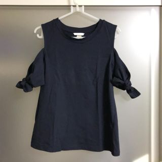 エイチアンドエム(H&M)の【新品】H&M✴︎ネイビーリボン肩出しトップス(カットソー(半袖/袖なし))