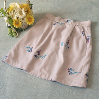 ページボーイ(PAGEBOY)のページボーイ☆ライトグレーの刺繍スカート(ミニスカート)