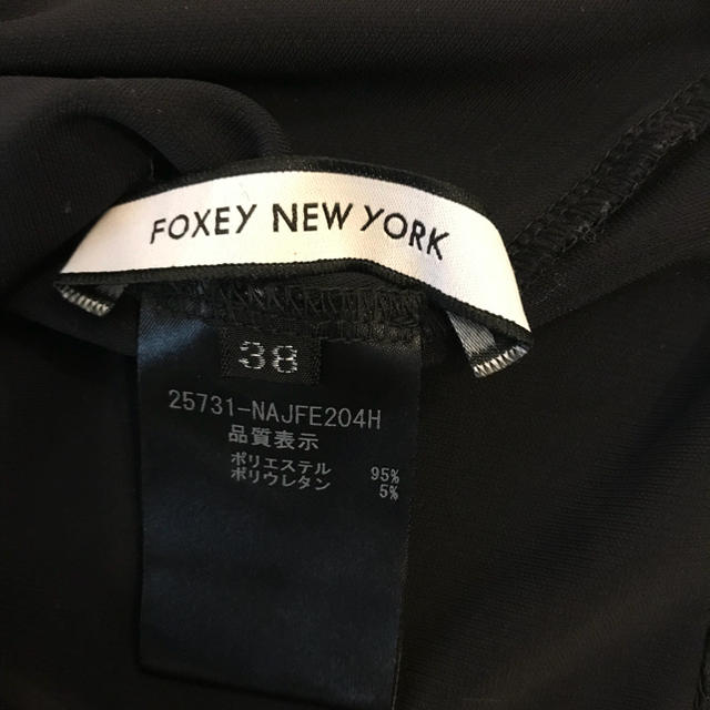 FOXEY(フォクシー)のFOXEY NEW YORK 黒袖フリルブラウス 38 レディースのトップス(カットソー(半袖/袖なし))の商品写真