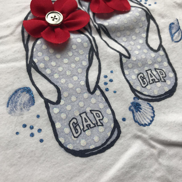 babyGAP(ベビーギャップ)のサンダル柄 ノースリーブシャツ キッズ/ベビー/マタニティのキッズ服女の子用(90cm~)(Tシャツ/カットソー)の商品写真