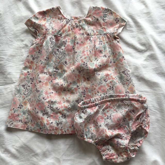 ZARA KIDS(ザラキッズ)のzarababy  褒められ花柄ワンピース♡ キッズ/ベビー/マタニティのベビー服(~85cm)(ワンピース)の商品写真