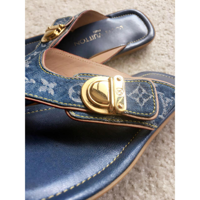 LOUIS VUITTON(ルイヴィトン)のルイヴィトン♡デニムトングロゴサンダル レディースの靴/シューズ(サンダル)の商品写真
