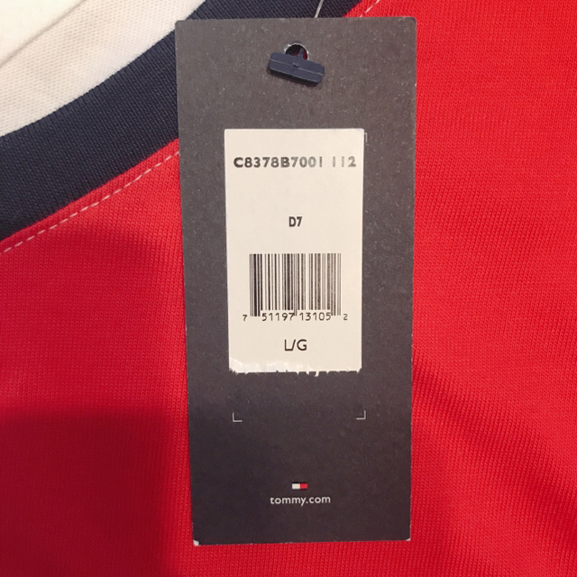 TOMMY HILFIGER(トミーヒルフィガー)の新品タグ付(L)TOMMY HILFIGERメンズ フラッグVネックTシャツ メンズのトップス(Tシャツ/カットソー(半袖/袖なし))の商品写真