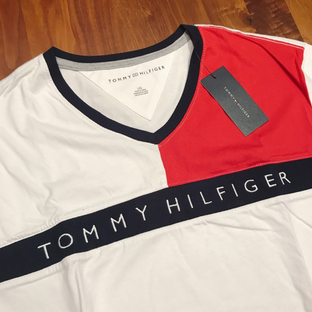 TOMMY HILFIGER(トミーヒルフィガー)の新品タグ付(L)TOMMY HILFIGERメンズ フラッグVネックTシャツ メンズのトップス(Tシャツ/カットソー(半袖/袖なし))の商品写真