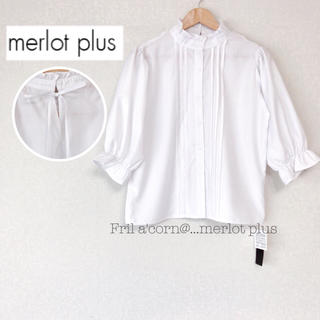メルロー(merlot)のmerlot  plus フリルスタンドカラーフロントタックブラウス ＊ホワイト(シャツ/ブラウス(長袖/七分))