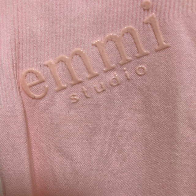 emmi atelier(エミアトリエ)のねこ様専用  emmi yoga   ヨガウエア  トップスとレギンスのセット スポーツ/アウトドアのトレーニング/エクササイズ(ヨガ)の商品写真